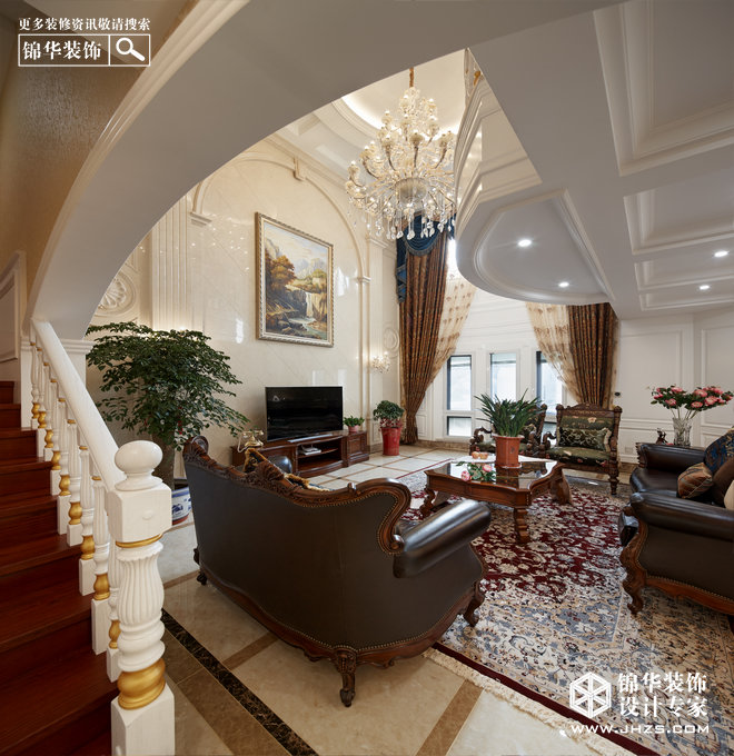 工程地址:万山庭院 面积 :550 风格特点:现代欧式时尚典雅 该空间为联排别墅,客户定位为50岁左右具有较强经济实力的成功人士,生活质量较高,和儿子媳妇和两个孙子生活在一起。设计师着力营造带一点随意的欧式空间,摒弃繁复的纹样线条及奢华的装饰,兼具古典主义的优美造型与新古典主义的功能设备,既简洁明快,又温馨舒适。 设计师将空间的布局作为重要的部分,并且做了多次调整。最终把客餐厅、厨房等主要生活区域设在了阳光最充足的一层,原先厨房空间太小,把原客卫的空间并入厨房,变成令很多人向往的大厨房空间。原一层客房的卫
