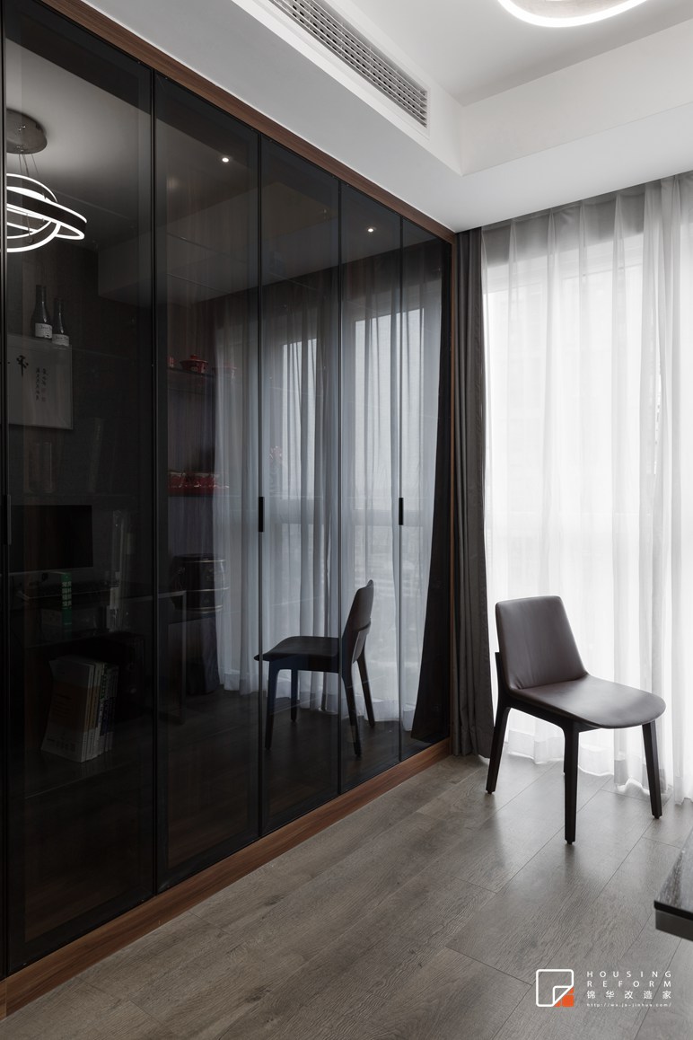 现代风格-红星国际-四室两厅-130平-过道-装修实景效果图