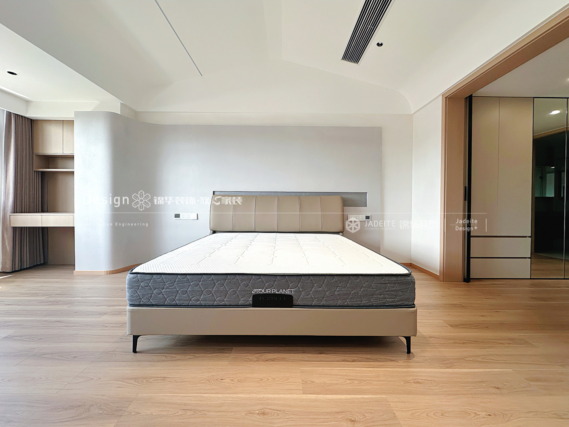 现代原木-岭秀首府-四室两厅三卫-230平-装修实景图装修-四室两厅-现代简约