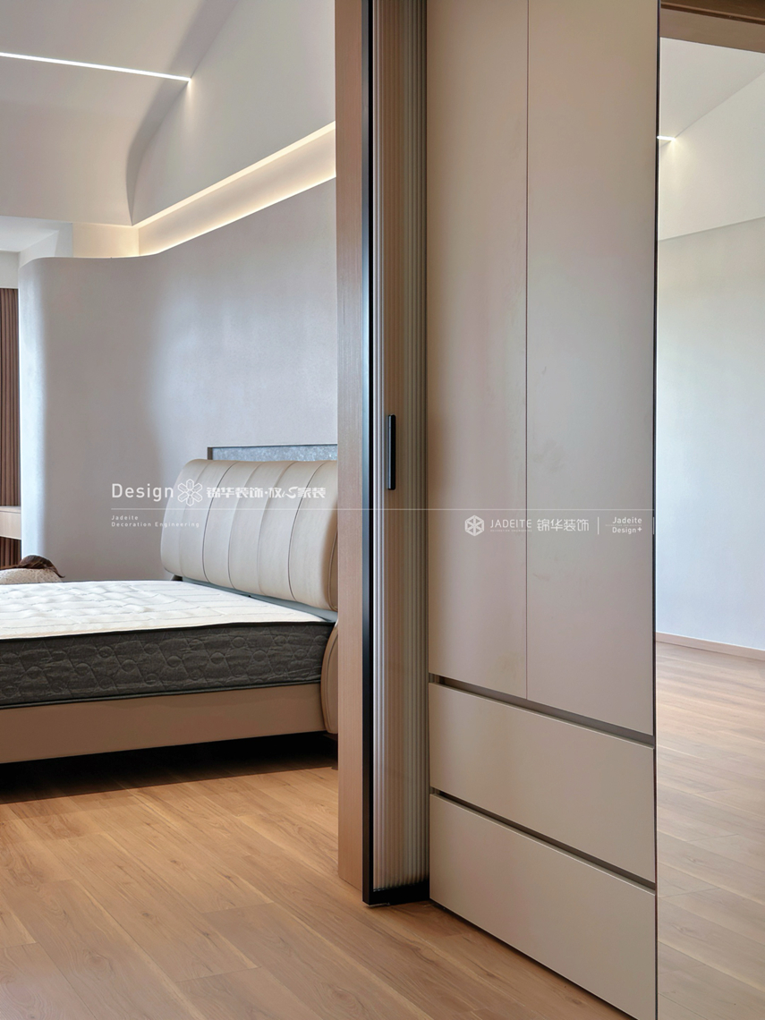 现代原木-岭秀首府-四室两厅三卫-230平-装修实景图装修-四室两厅-现代简约