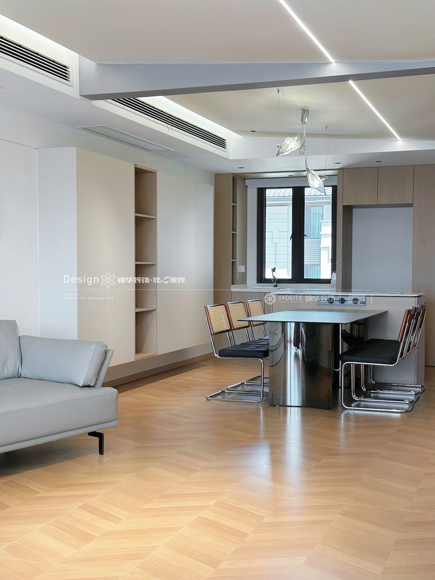 现代原木-岭秀首府-四室两厅三卫-230平-装修实景图装修-四室两厅-现代简约