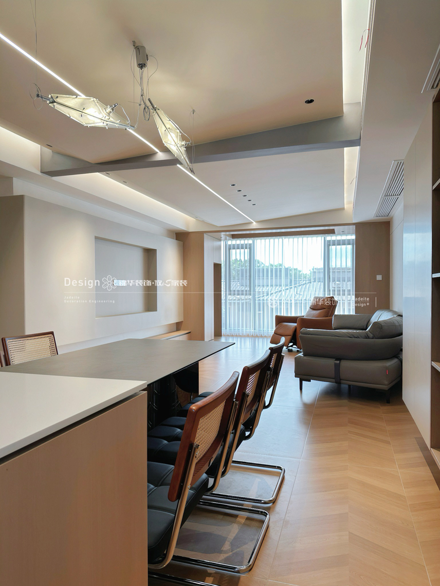 现代原木-岭秀首府-四室两厅三卫-230平-装修实景图装修-四室两厅-现代简约